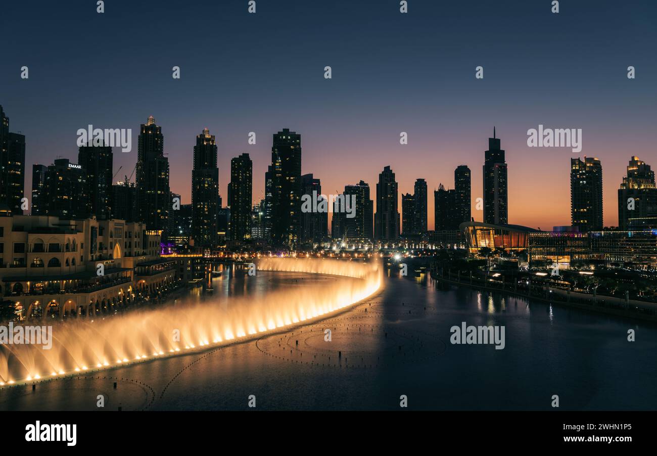 Vue unique sur le spectacle de la fontaine dansante de Dubaï la nuit. Banque D'Images