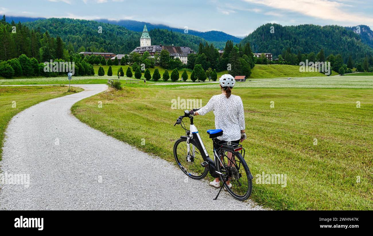 Cycliste regarde le château d'Elmau Banque D'Images