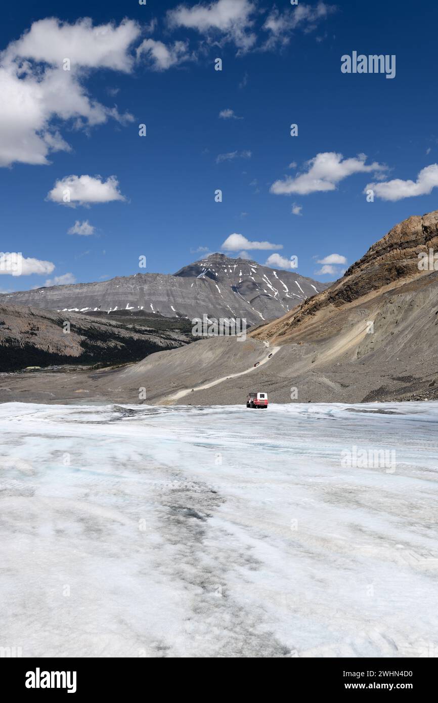 Un véhicule tout-terrain attend son tour pour gravir la montée rocheuse abrupte du champ de glace Columbia Glacier Athabasca dans le parc national Jasper, en Alberta Banque D'Images