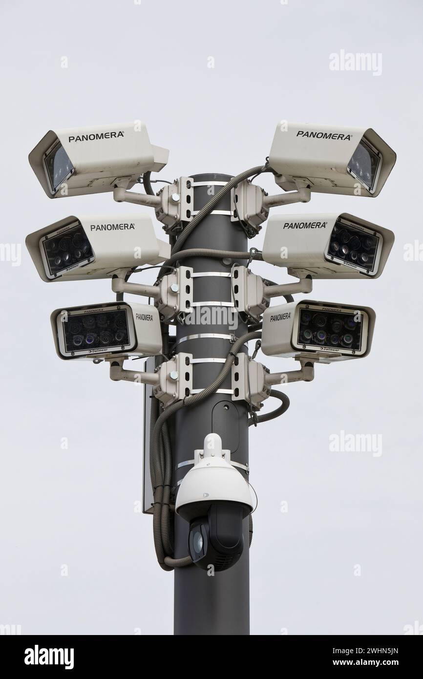 De nombreuses caméras de surveillance dans un environnement urbain, Bahnhofsplatz, capitale de l'État Wiesbaden, Allemagne Banque D'Images