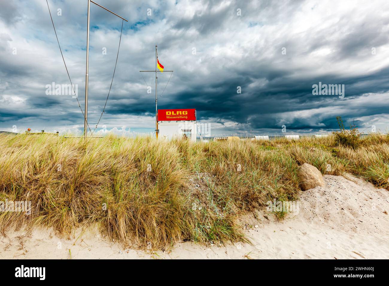 Hohwacht, Allemagne - 10 août 2023 : signe du DLRG sur une plage. Poste de sauveteur ou tour par DLRG Banque D'Images