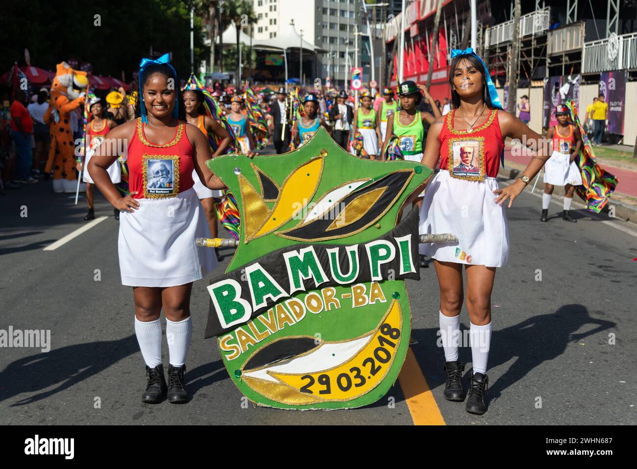 Salvador, Bahia, Brésil - 03 février 2024 : un groupe culturel se produit pendant le pré-carnaval Fuzue dans la ville de Salvador, Bahia. Banque D'Images