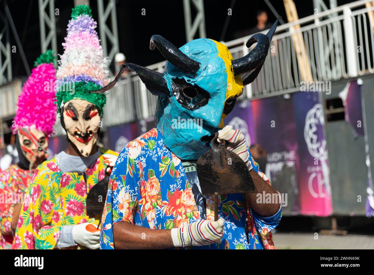 Salvador, Bahia, Brésil - 03 février 2024 : un groupe culturel parcourt pendant le pré-carnaval Fuzue dans la ville de Salvador, Bahia. Banque D'Images