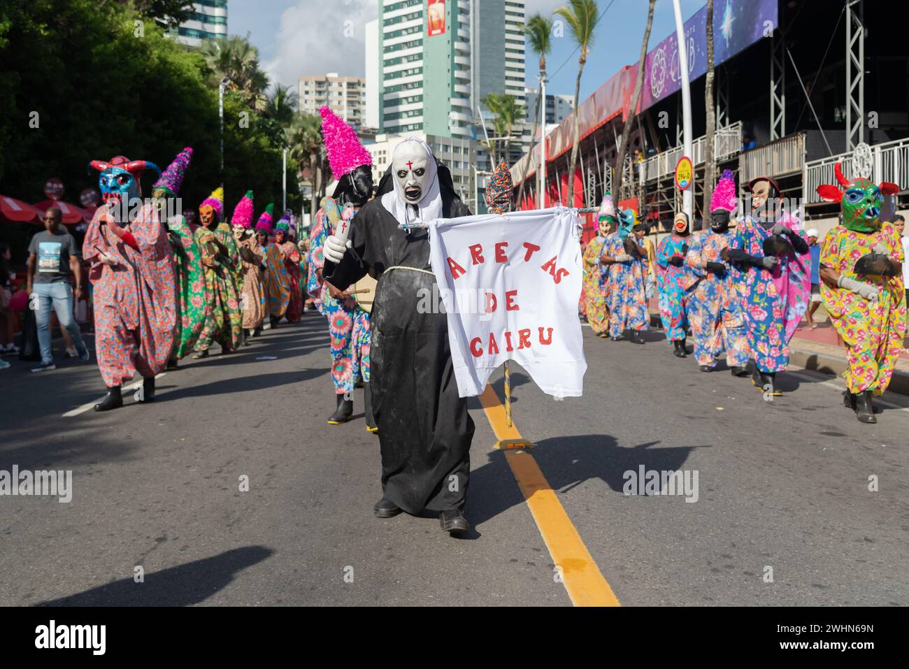 Salvador, Bahia, Brésil - 03 février 2024 : un groupe culturel parcourt pendant le pré-carnaval Fuzue dans la ville de Salvador, Bahia. Banque D'Images