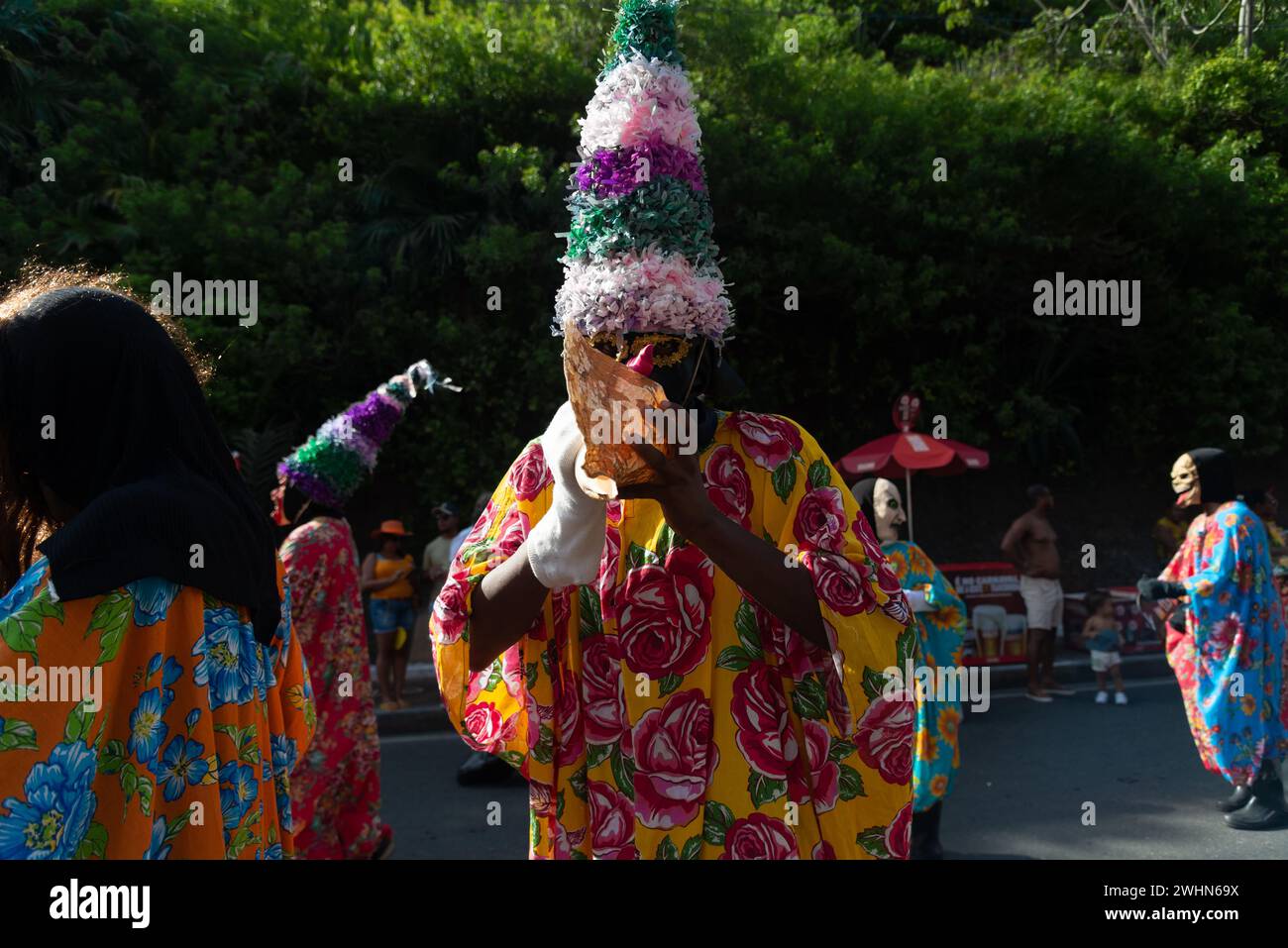 Salvador, Bahia, Brésil - 03 février 2024 : un groupe culturel parcourt pendant le pré-carnaval Fuzue dans la ville de Salvador, Bahia. Banque D'Images