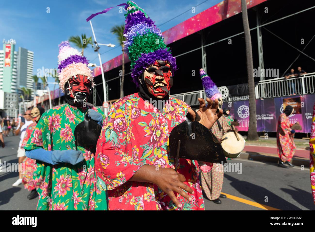 Salvador, Bahia, Brésil - 03 février 2024 : un groupe culturel parcourt pendant le pré-carnaval Fuzue dans la ville de Salvador, Bahia. Banque D'Images