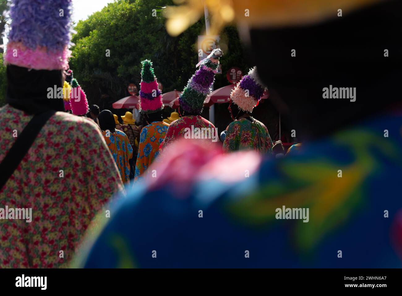 Salvador, Bahia, Brésil - 03 février 2024 : un groupe culturel se produit pendant le pré-carnaval Fuzue dans la ville de Salvador, Bahia. Banque D'Images
