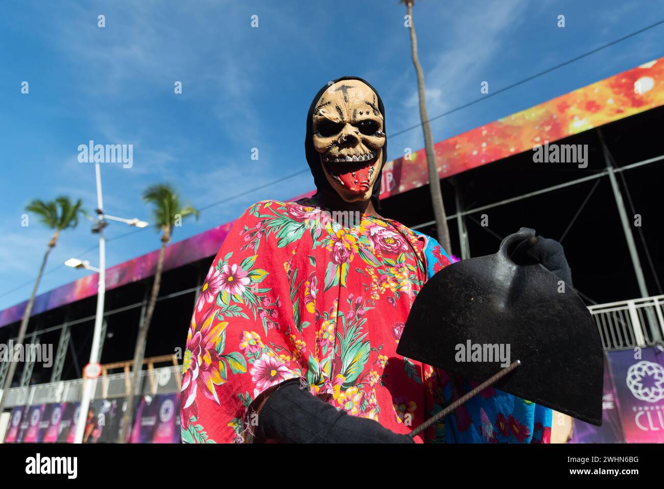 Salvador, Bahia, Brésil - 03 février 2024 : un groupe culturel se produit pendant le pré-carnaval Fuzue dans la ville de Salvador, Bahia. Banque D'Images