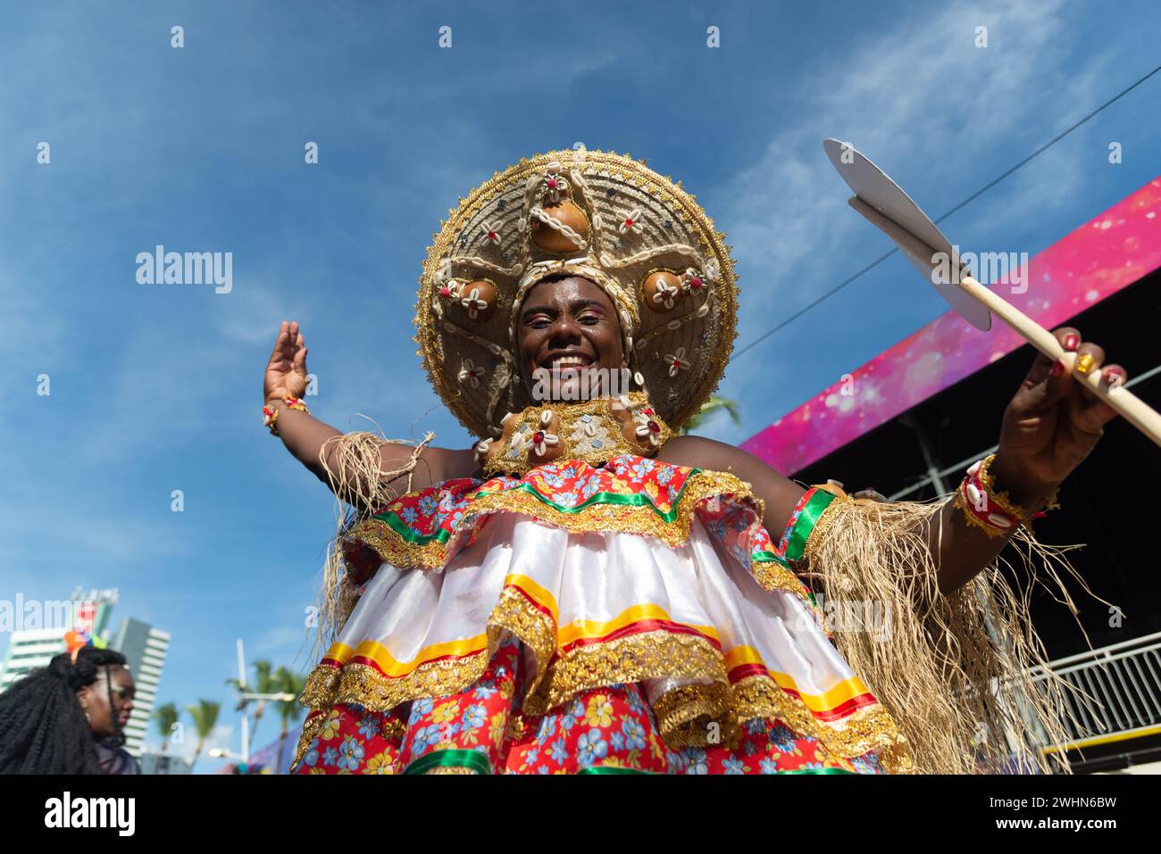 Salvador, Bahia, Brésil - 03 février 2024 : un groupe culturel se produit pendant le pré-carnaval Fuzue dans la ville de Salvador, Bahia. Banque D'Images