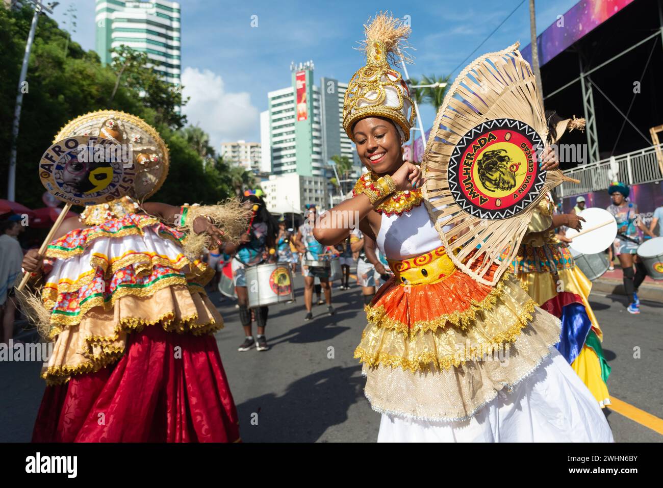Salvador, Bahia, Brésil - 03 février 2024 : un groupe culturel parcourt pendant le pré-carnaval Fuzue dans la ville de Salvador, Bahia. Banque D'Images