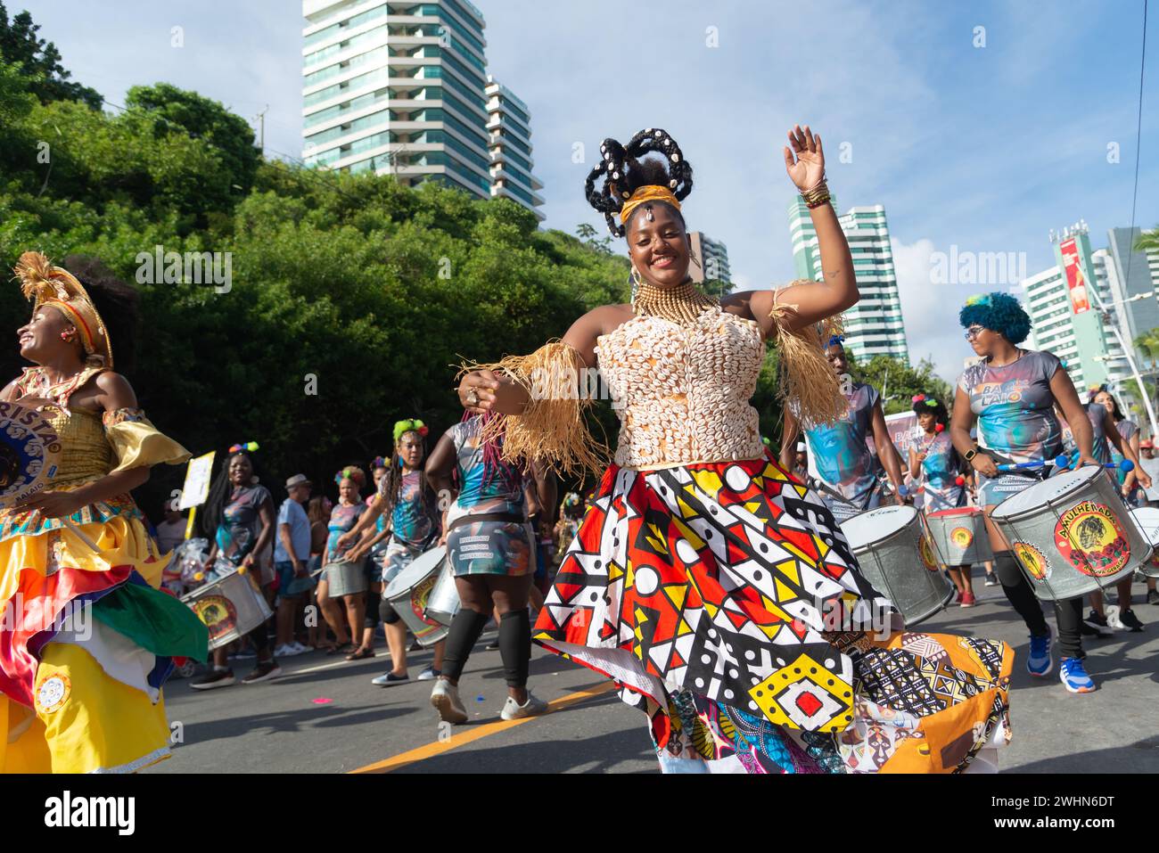 Salvador, Bahia, Brésil - 03 février 2024 : un groupe culturel parcourt pendant le pré-carnaval Fuzue dans la ville de Salvador, Bahia. Banque D'Images