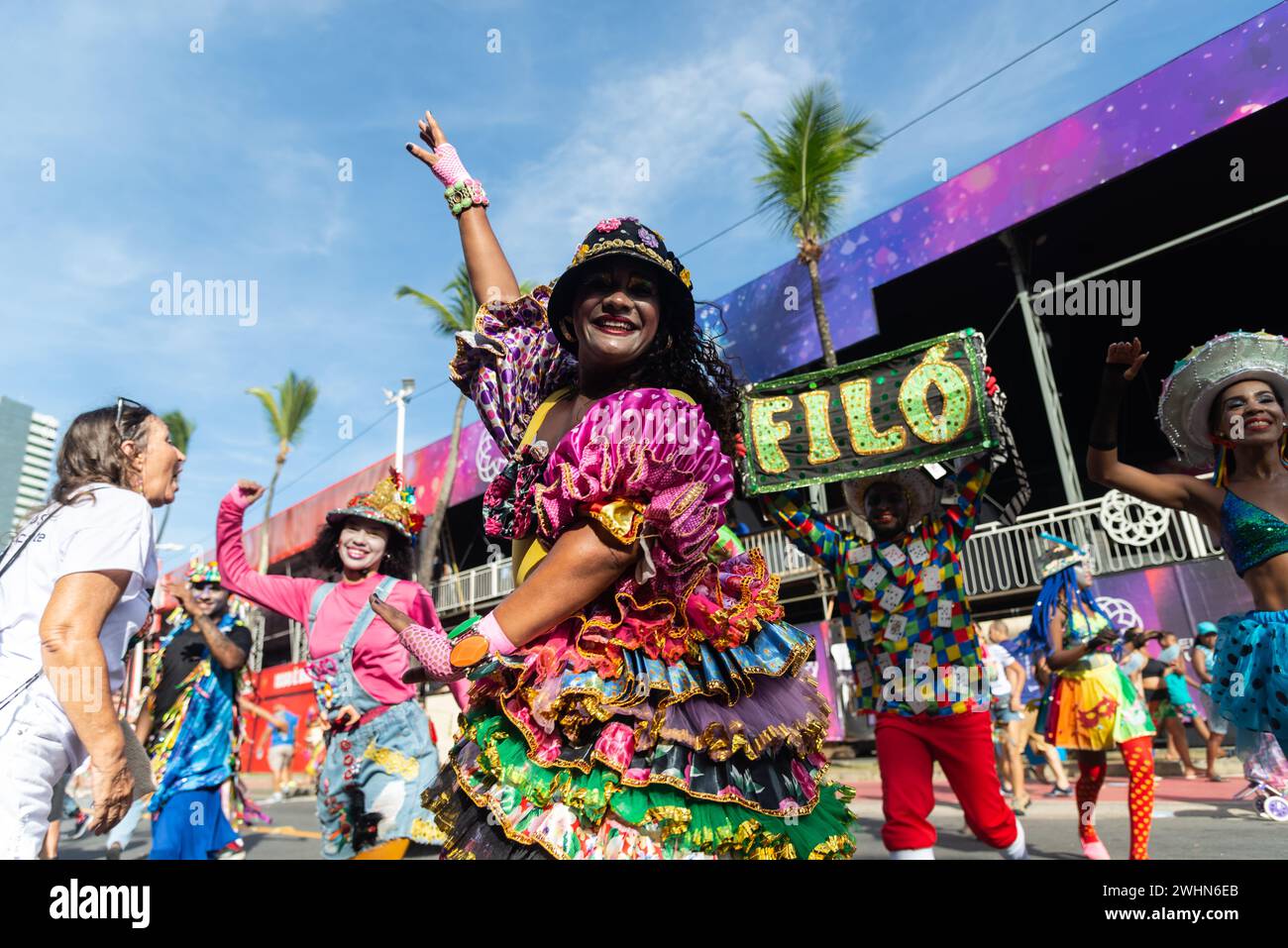 Salvador, Bahia, Brésil - 03 février 2024 : un groupe culturel parcourt pendant le pré-carnaval Fuzue dans la ville de Salvador, Bahia. Banque D'Images