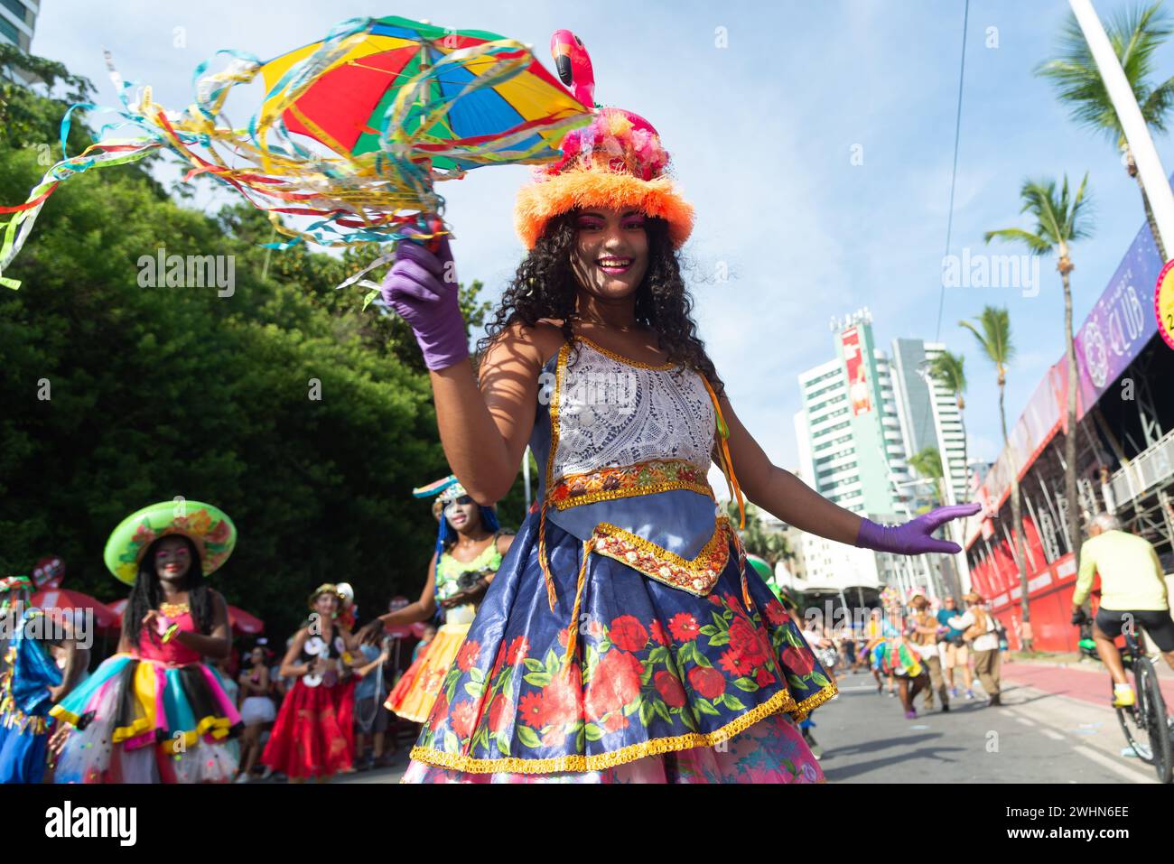 Salvador, Bahia, Brésil - 03 février 2024 : un groupe culturel se produit pendant le pré-carnaval Fuzue dans la ville de Salvador, Bahia. Banque D'Images