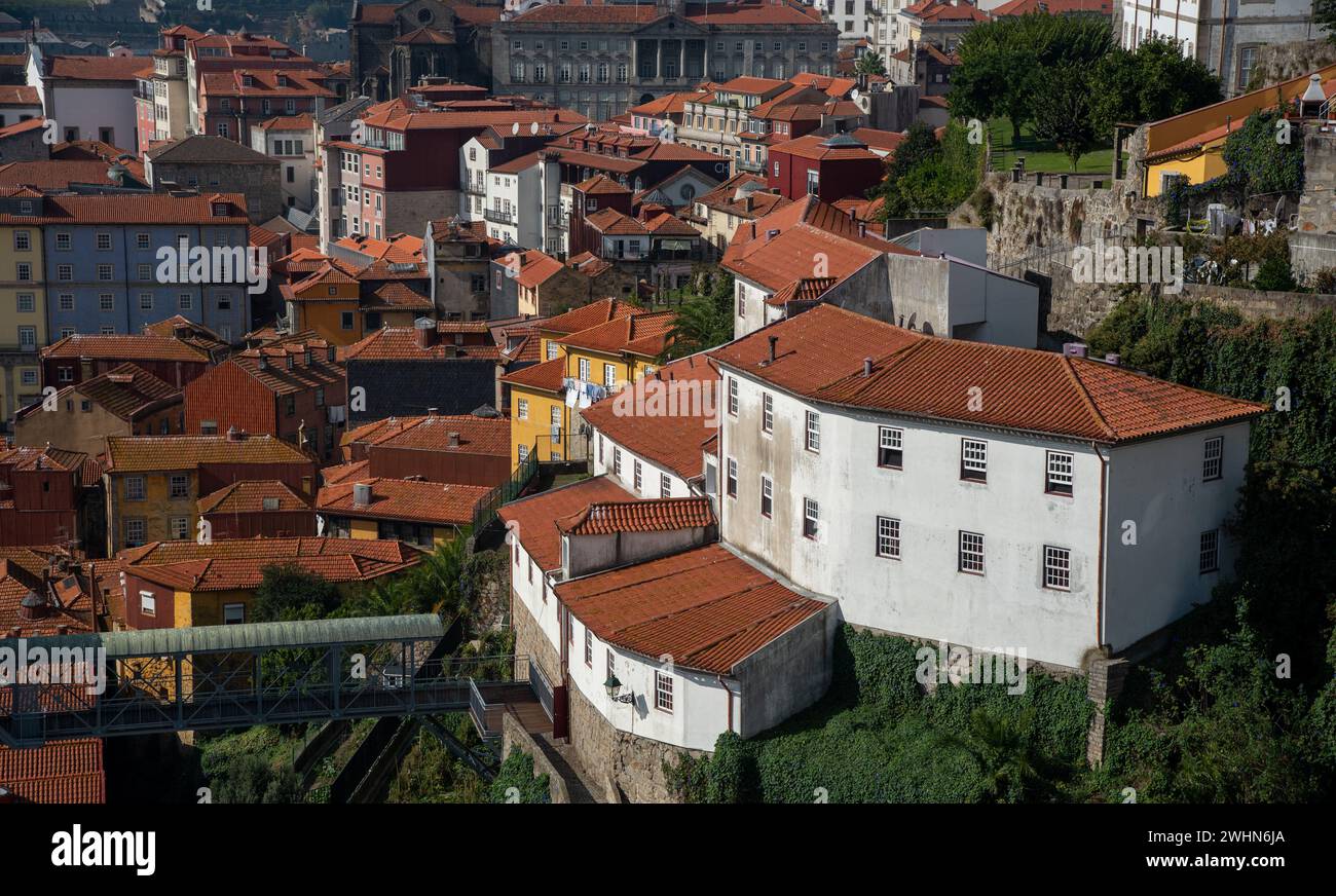 Vue imprenable sur la vieille ville de Porto d'en haut, toits de tuiles rouges et orange vieilles maisons sur une journée ensoleillée Banque D'Images