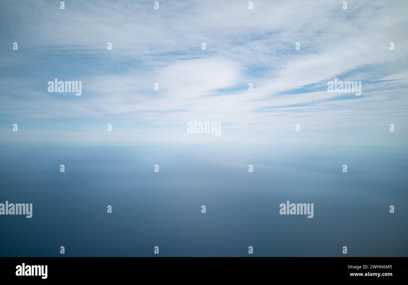 Cloudscape vu d'en haut. nuages cumulus ciel bleu. Terre vue d'en haut. Arrière-plan de la nature Banque D'Images