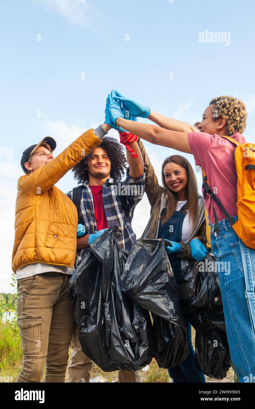 Forest Guardians : des bénévoles multiculturels célèbrent Cleanup Triumph Banque D'Images