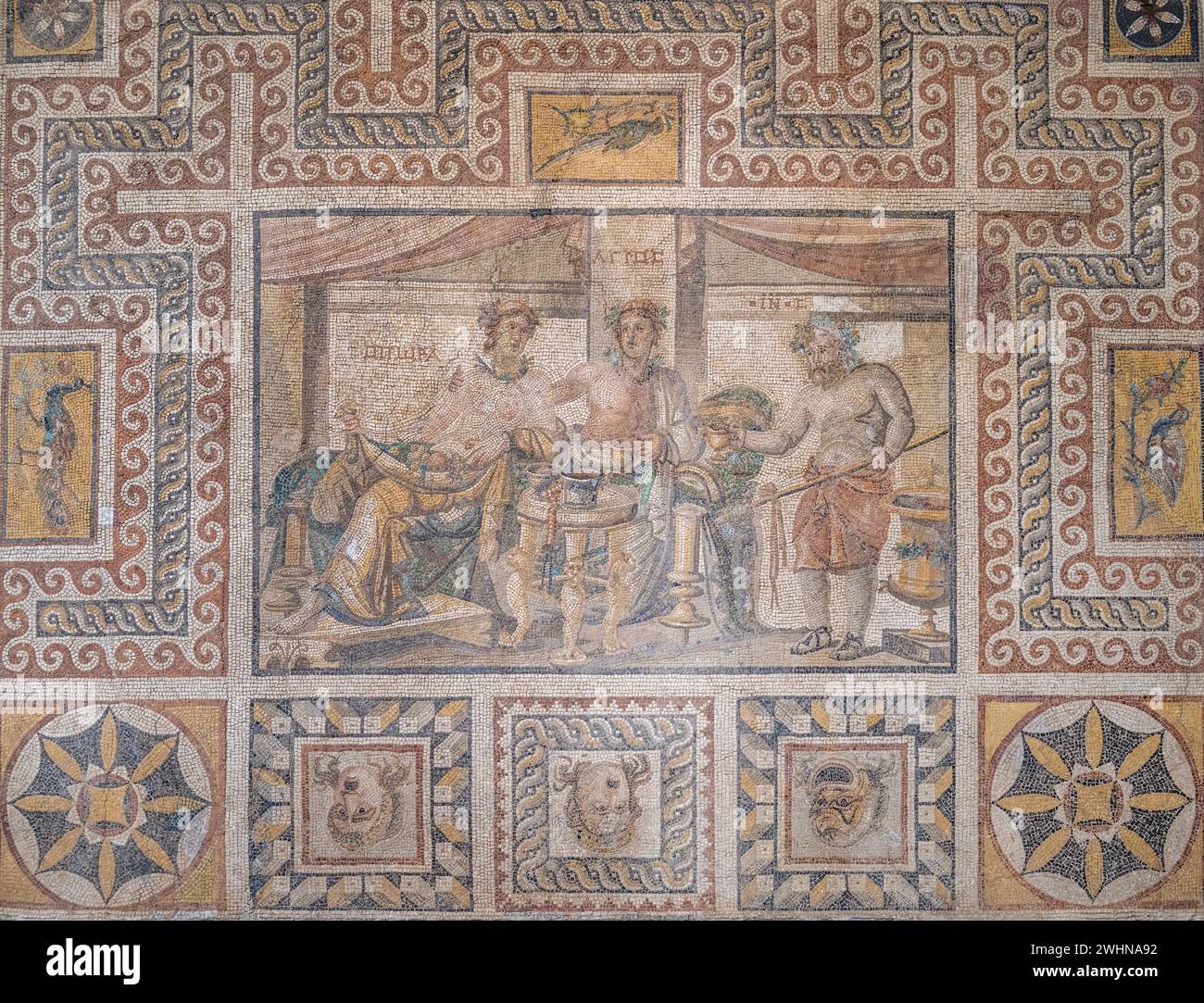 Sol en mosaïque représentant Porto (moisson), Artros (champ) et Oinos (vin) au dîner du 3ème centre de la 'Maison du bateau des psychés' à Har Banque D'Images