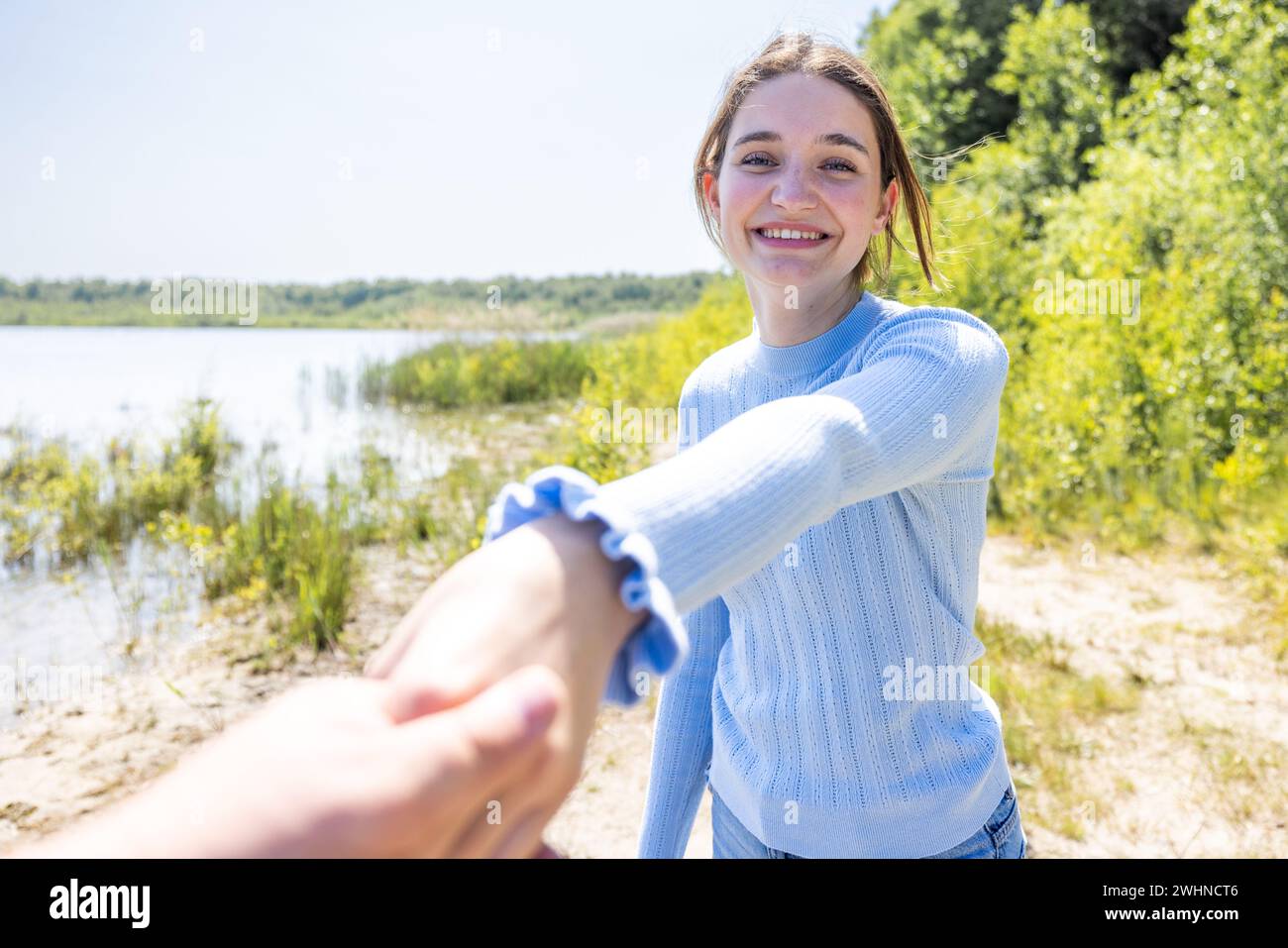 Forest Lakeside Serenade : un voyage d'été main dans la main Banque D'Images