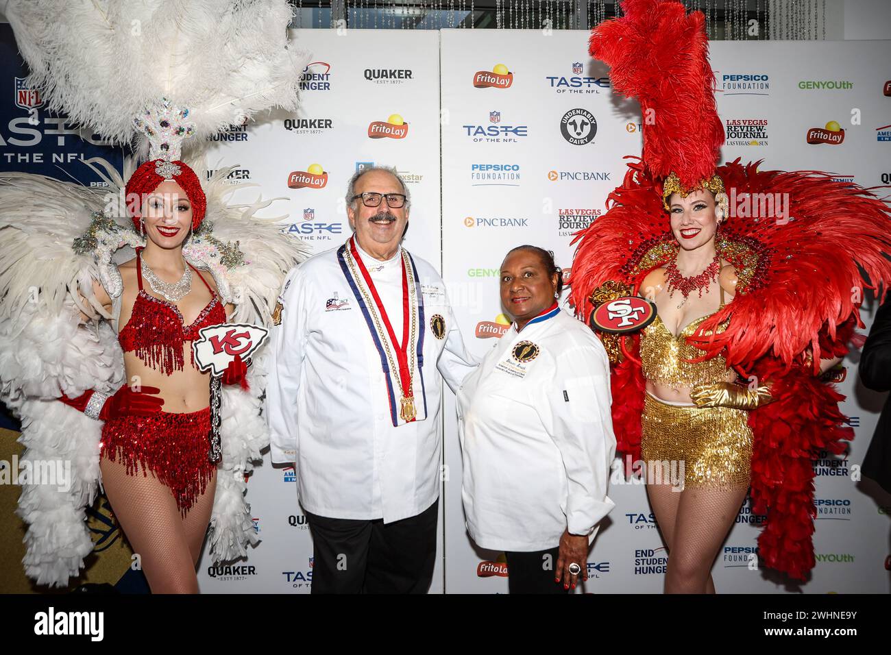 Las Vegas, Nevada, États-Unis. 10 février 2024. Deux chefs posent pour une photo avec les Showgirls de Las Vegas pendant le Taste of the NFL au Keep Memory Alive Event Center de Las Vegas, Nevada. Christopher Trim/CSM/Alamy Live News Banque D'Images