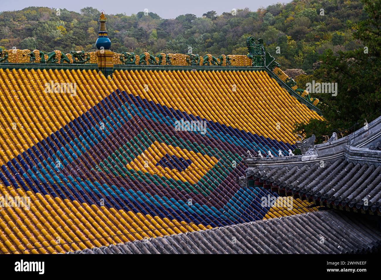 Toit de temple coloré avec motif en forme de diamant dans Fragrant Hills Park, Pékin Chine Banque D'Images