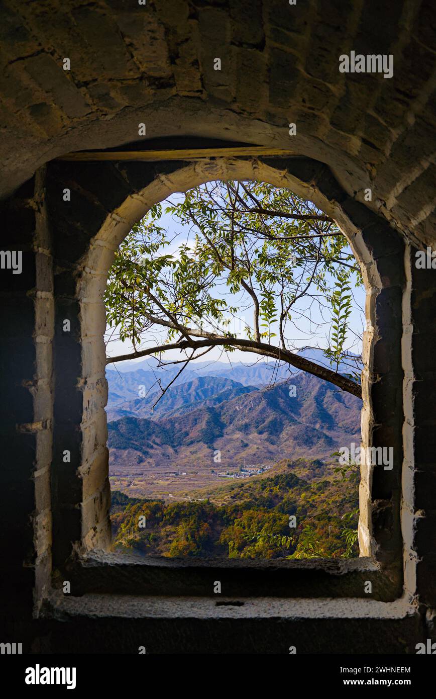 La vue depuis la fenêtre dans la Grande Muraille de Mutianyu, Chine Banque D'Images