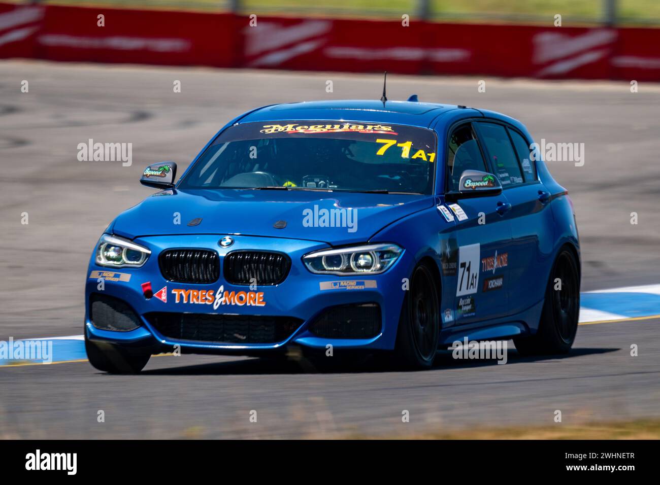 Sandown Park, Australie. 11 février 2024. Paolo Puccini sur les freins dans le coin de la route de Dandenong dans sa BMW M140i pendant la course 4 de la série australienne car Series dimanche à la Shannon’s Speed Series Race Sandown Credit : James Forrester/Alamy Live News Banque D'Images