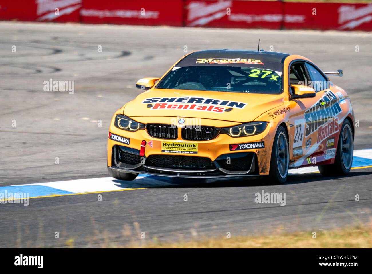 Sandown Park, Australie. 11 février 2024. Grant Sherrin (#27) sur les freins dans le coin de la route de Dandenong dans sa BMW M4 pendant la course 4 de la série australienne car Series dimanche à la Shannon’s Speed Series Race Sandown Credit : James Forrester/Alamy Live News Banque D'Images