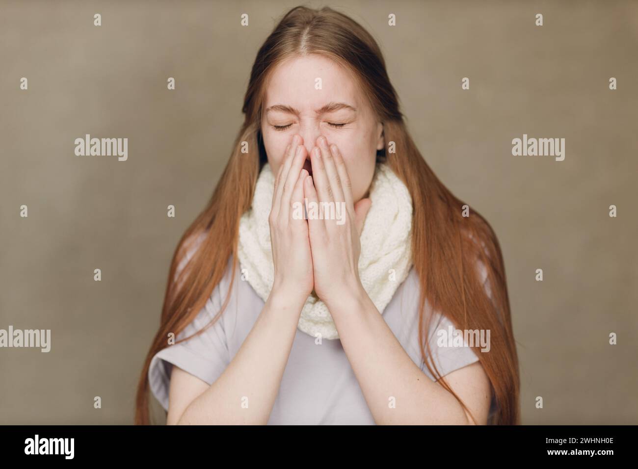 Jeune femme éternue a la grippe catarrh malade le traitement de la maladie froid. Banque D'Images