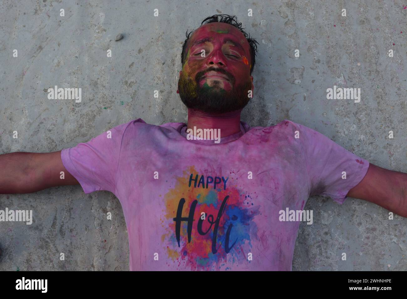 Portrait d'un jeune Indien jouant holi. Heureux garçon appréciant dans le festival holi. Portrait d'un garçon indien couvert de couleurs holi. Joyeux holi. Banque D'Images