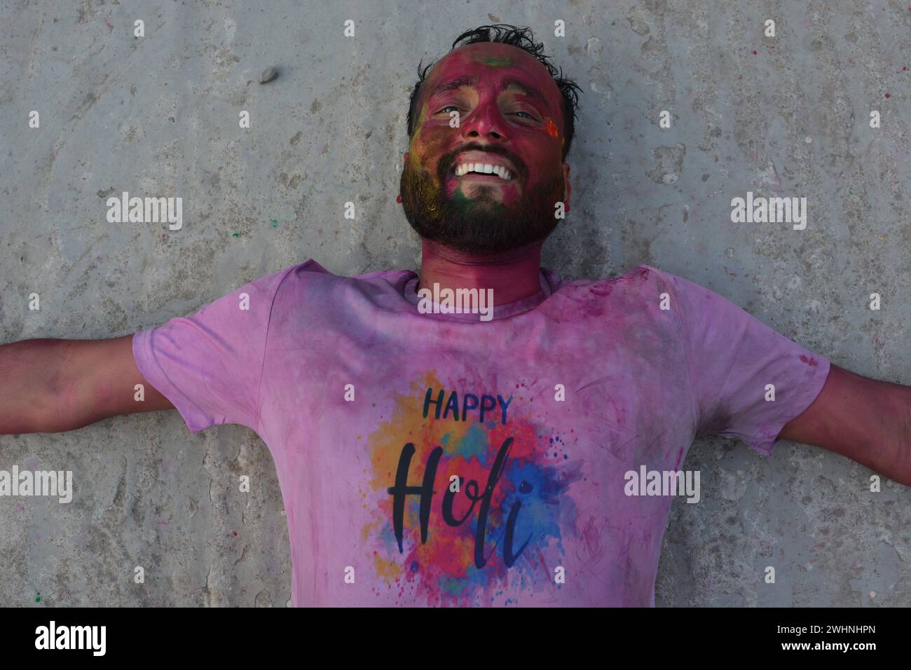 Portrait d'un jeune Indien jouant holi. Heureux garçon appréciant dans le festival holi. Portrait d'un garçon indien couvert de couleurs holi. Joyeux holi. Banque D'Images