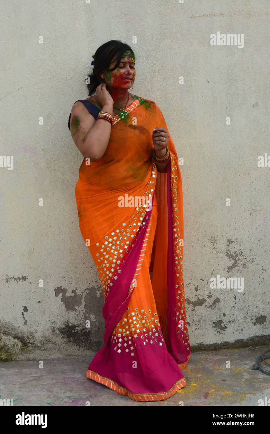 Portrait d'une jeune indienne jouant holi. Heureuse femme appréciant dans le festival holi. Portrait d'une fille indienne couverte de couleurs holi. Joyeux holi. Banque D'Images