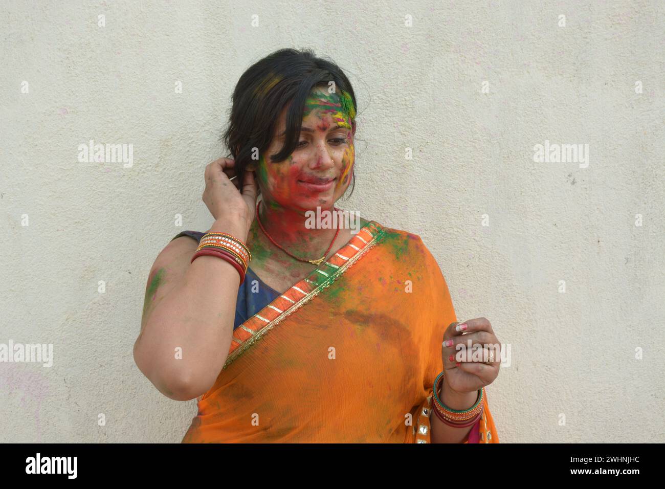 Portrait d'une jeune indienne jouant holi. Heureuse femme appréciant dans le festival holi. Portrait d'une fille indienne couverte de couleurs holi. Joyeux holi. Banque D'Images