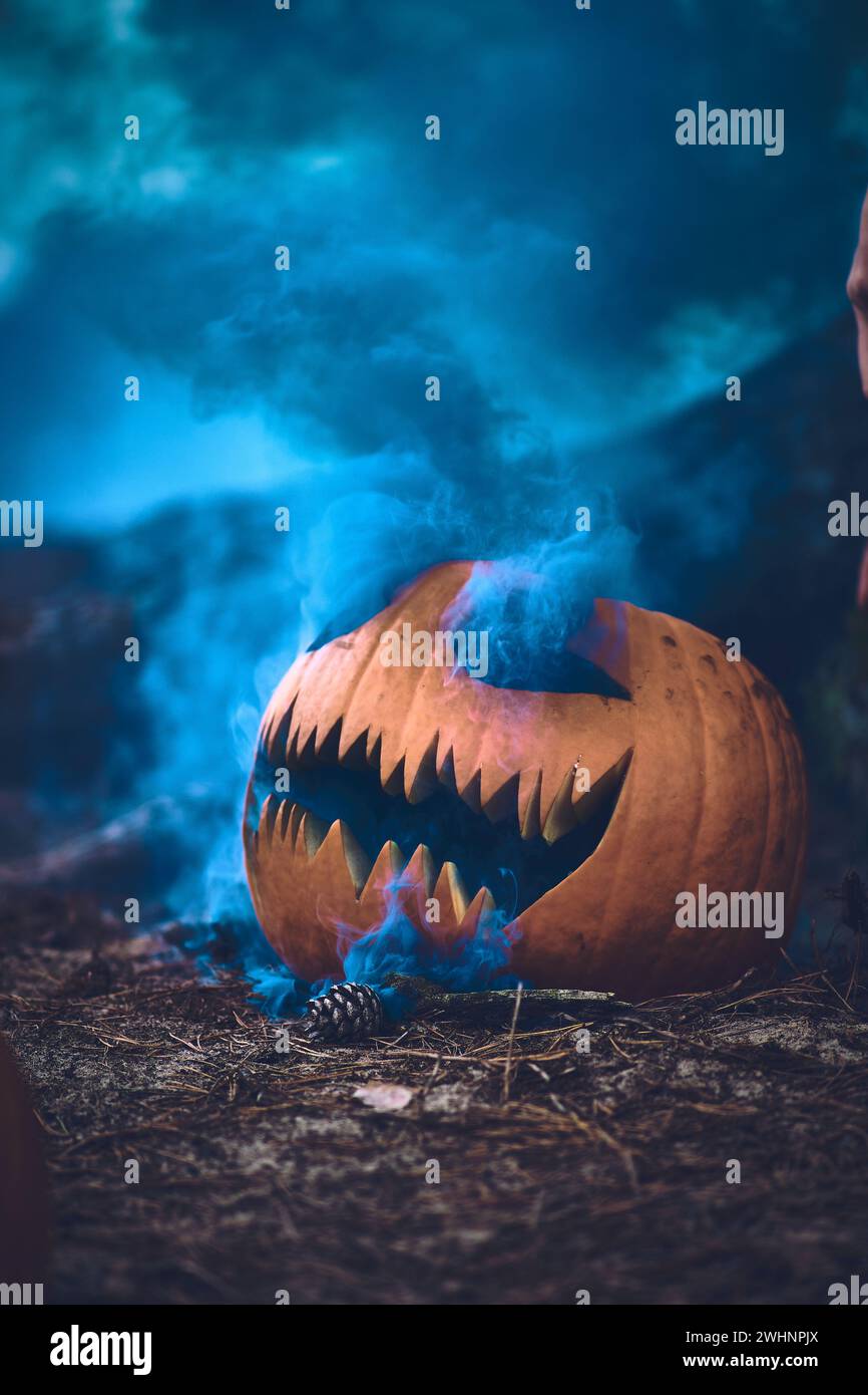 Citrouille d'Halloween sculptée avec une bombe fumigène Banque D'Images