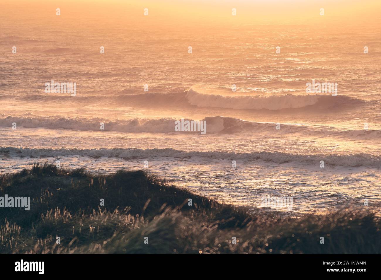 Vagues énormes sur la côte nord de la mer au coucher du soleil Banque D'Images