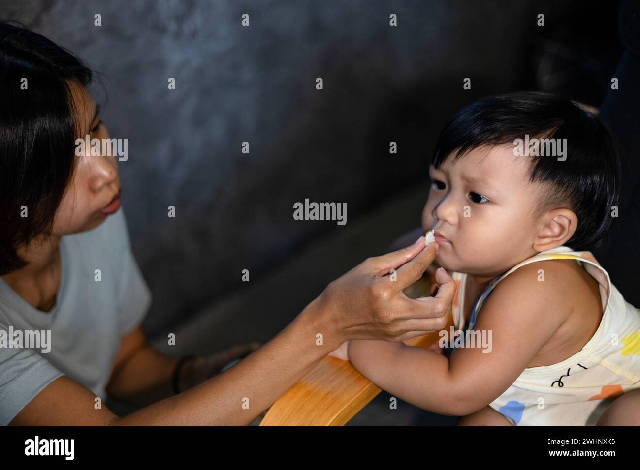 Portrait de petit garçon enfant sans appétit devant le repas. Concept de perte d'appétit. Banque D'Images