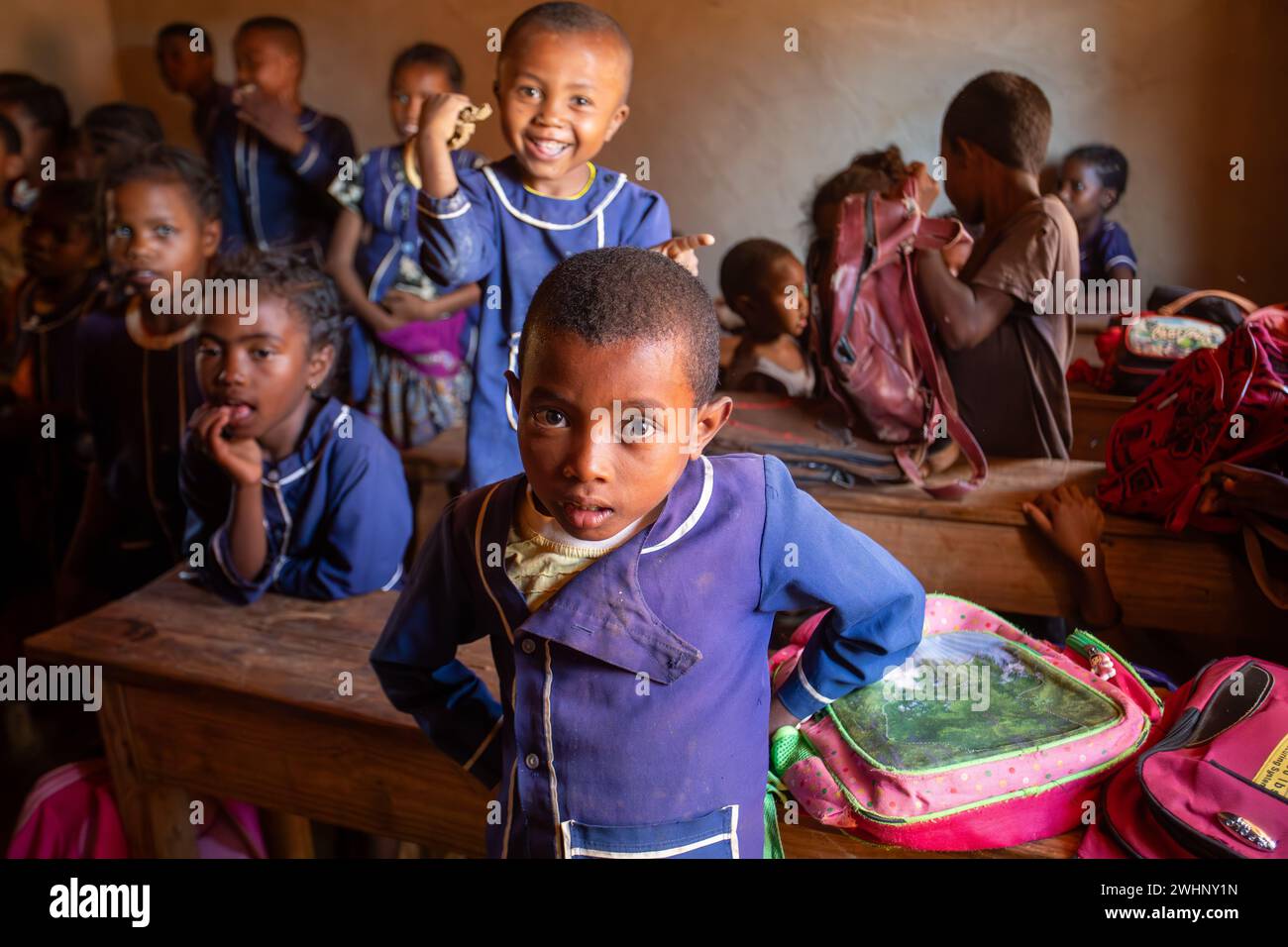 Les élèves malgaches sont heureux en classe. La fréquentation scolaire est obligatoire, mais de nombreux enfants ne vont pas à l'école. Banque D'Images