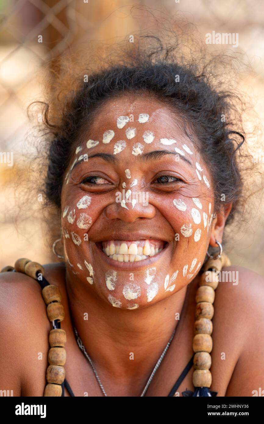 Gros plan portrait d'une femme malgache avec des points blancs peints sur son visage dans le cadre d'une culture traditionnelle. Banque D'Images