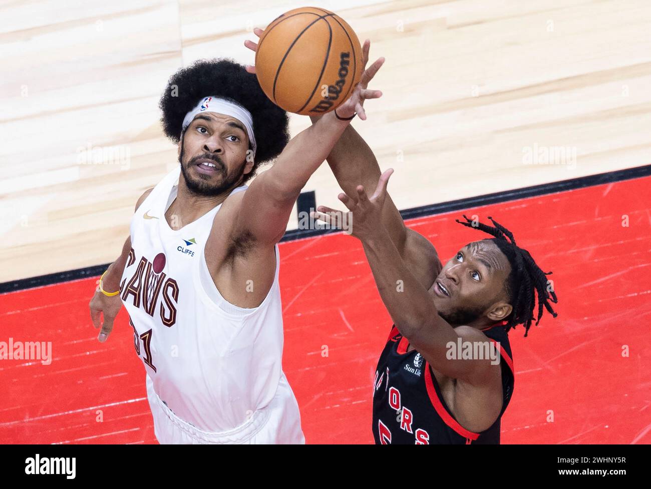 Toronto, Canada. 10 février 2024. Jarrett Allen (G) de Cleveland cavaliers se bat pour un rebond avec Immanuel Quickley des Raptors de Toronto lors du match de saison régulière de la NBA 2023-2024 à Toronto, Canada, le 10 février 2024. Crédit : Zou Zheng/Xinhua/Alamy Live News Banque D'Images