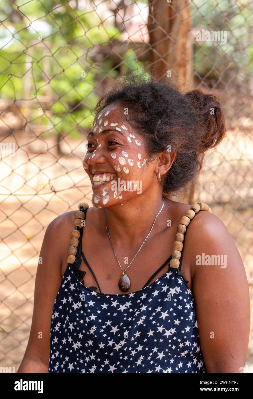 Gros plan portrait d'une femme malgache avec des points blancs peints sur son visage dans le cadre d'une culture traditionnelle. Banque D'Images