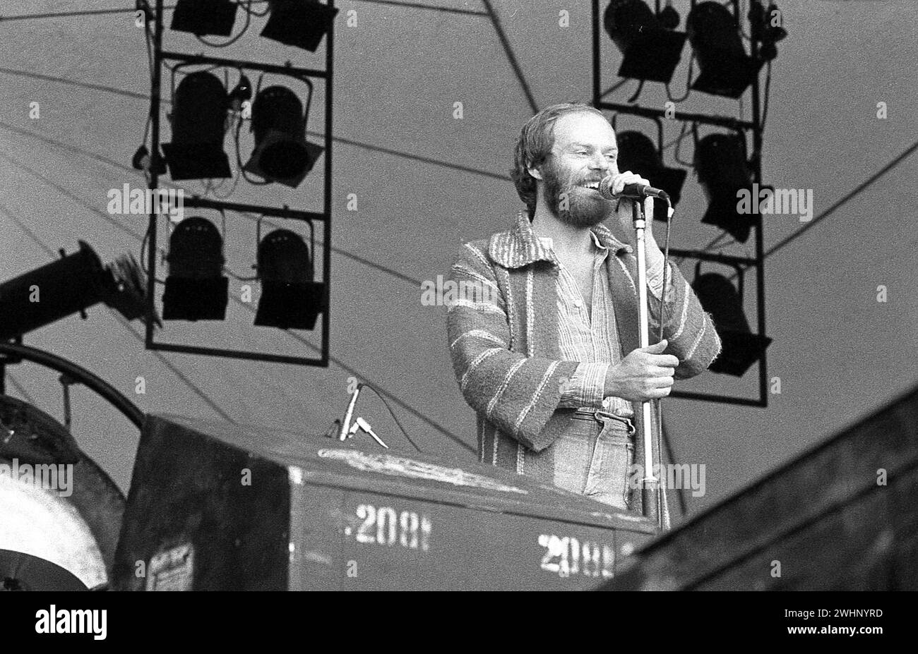 Bob Harris présente la chanteuse pop soul britannique Kiki Dee en préformation au concert du Queen Hyde Park 18/9/1976 Banque D'Images