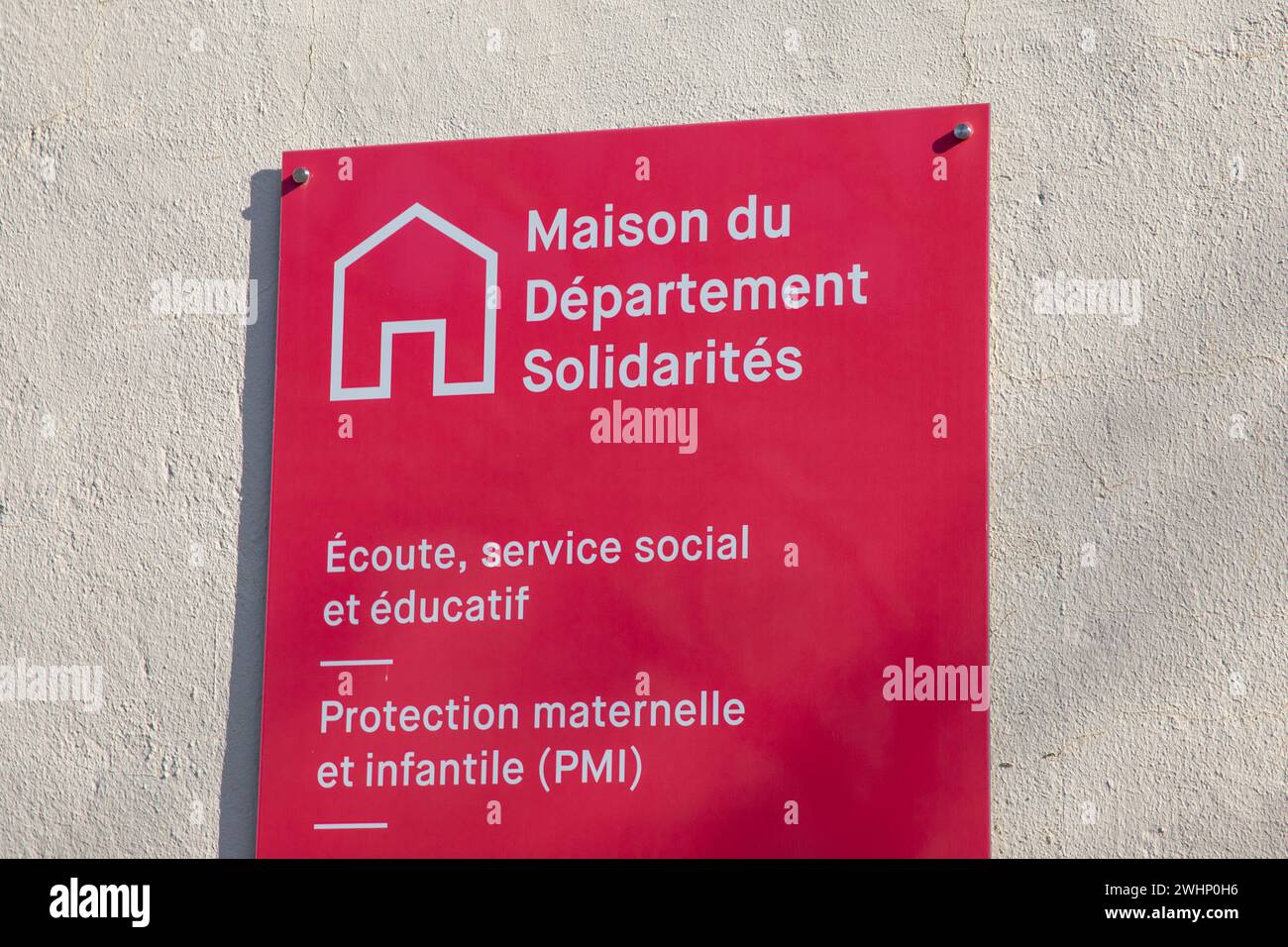 Bordeaux , France - 02 07 2024 : logo de la marque maison du département solidarites et texte de signe français sur les emblèmes de façade de maison de bureau du solidarit Banque D'Images