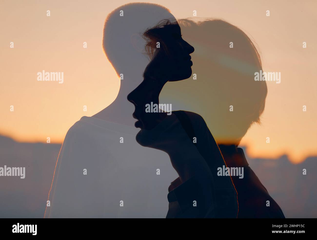 Amour de couples jeunes hommes et femmes silhouettes Banque D'Images