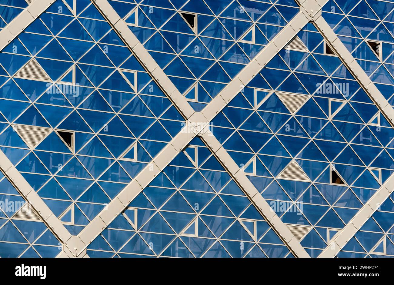 Mur d'un bâtiment moderne avec une gradation de bleu Banque D'Images