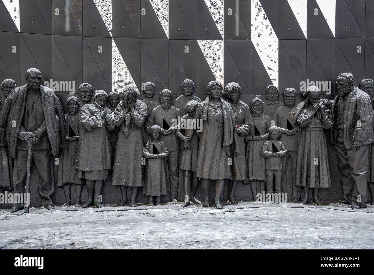 RÉGION DE LENINGRAD, RUSSIE - 10 FÉVRIER 2024 : fragment du bas-relief du mémorial aux victimes du génocide nazi. Région de Leningrad, Russ Banque D'Images