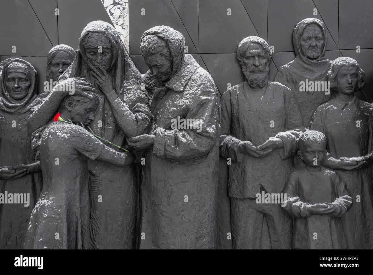 RÉGION DE LENINGRAD, RUSSIE - 10 FÉVRIER 2024 : bas-relief du mémorial aux victimes du génocide nazi. Région de Leningrad, Russie Banque D'Images