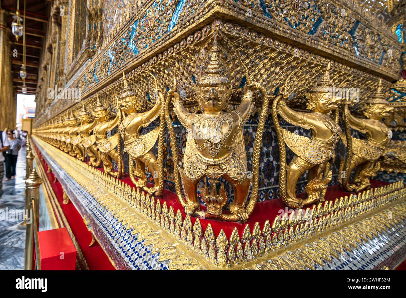 Un groupe de touristes visitent la chapelle du Bouddha d'émeraude à Wat Phra Kaew ou le Grand Palais, une attraction touristique de Bangkok, en Thaïlande. Mise au point Banque D'Images