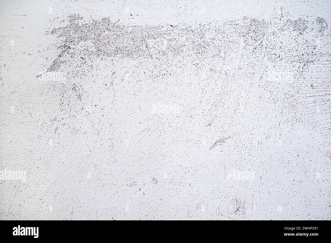 Surface murale plâtrée avec peinture blanche cassée frottée, texture de fond gris clair pour les thèmes urbains ou l'architecture, plein cadre, Banque D'Images