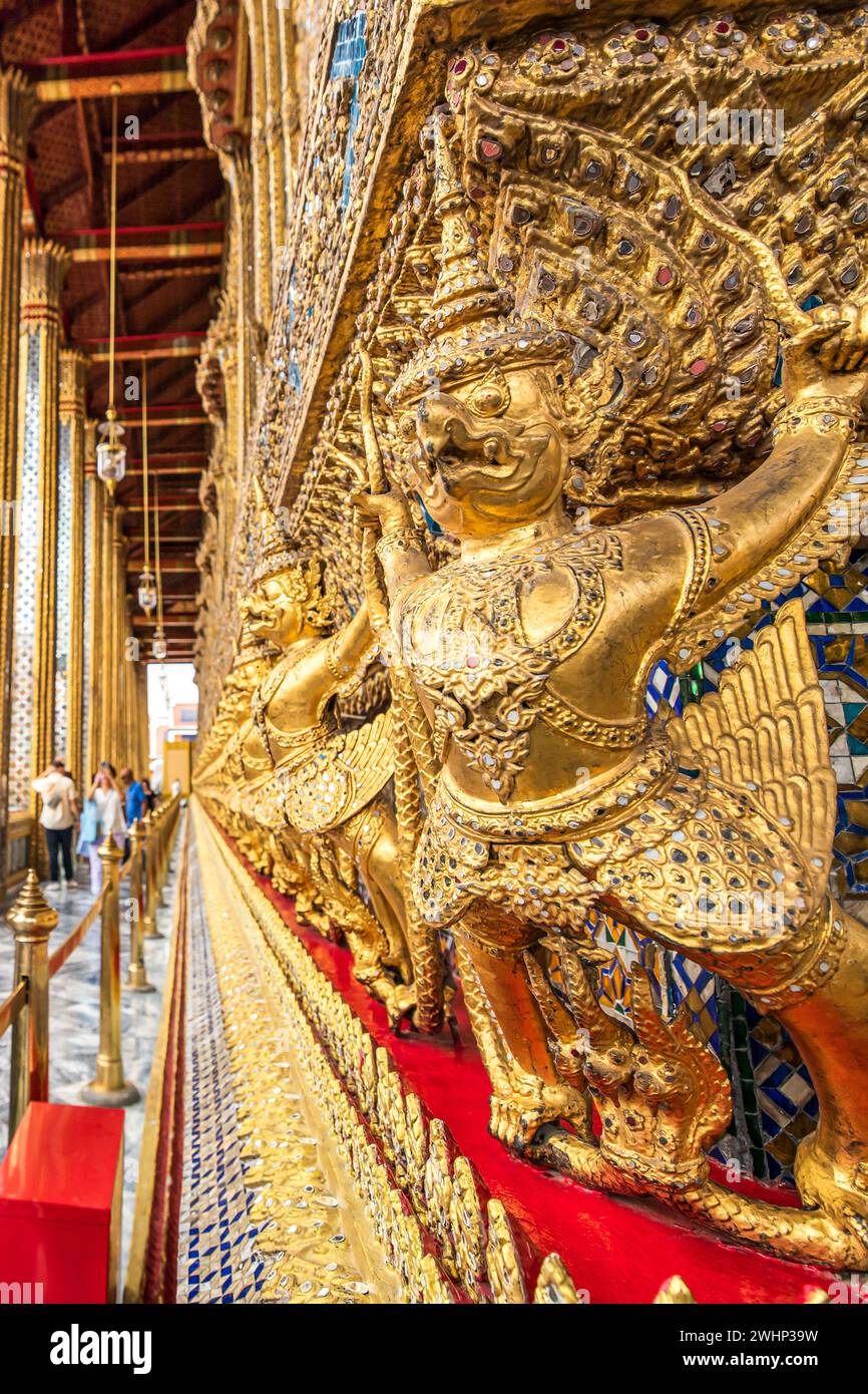 Un groupe de touristes visitent la chapelle du Bouddha d'émeraude à Wat Phra Kaew ou le Grand Palais, une attraction touristique de Bangkok, en Thaïlande. Mise au point Banque D'Images