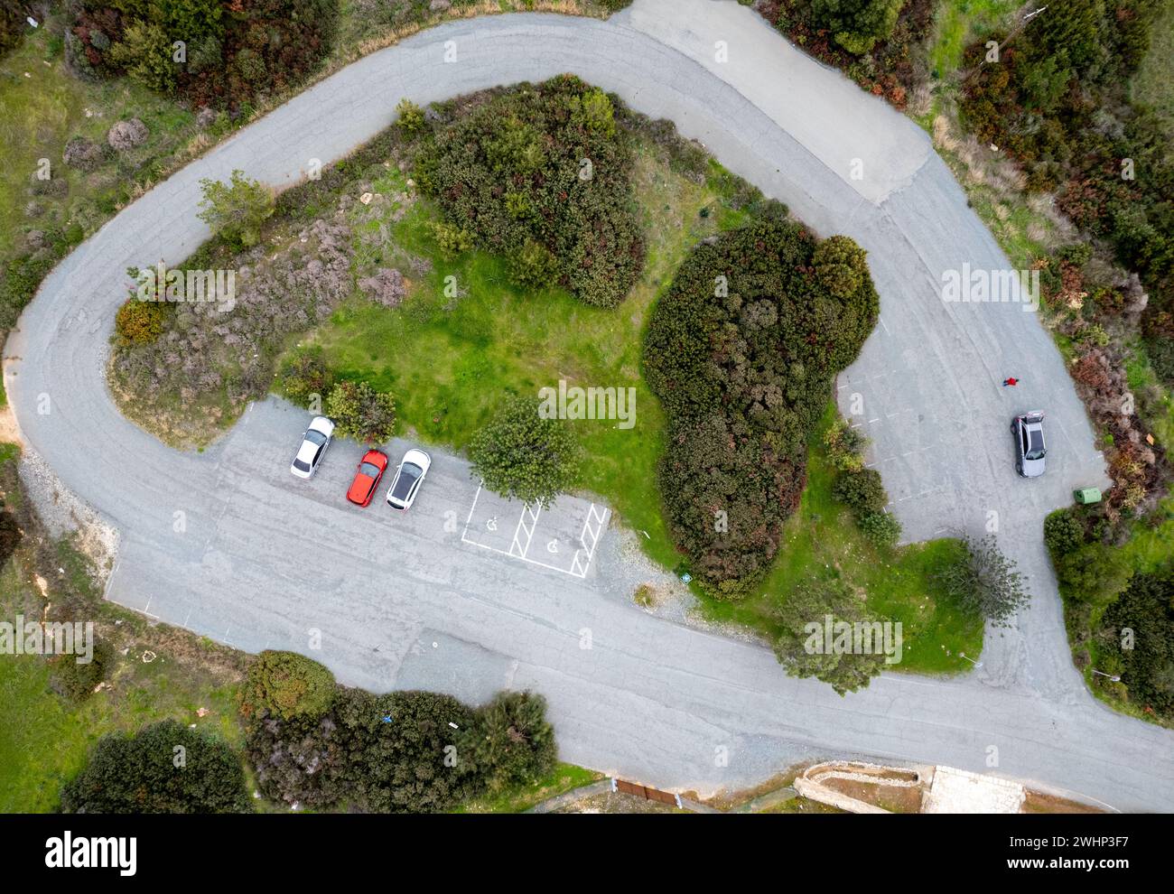 Vue aérienne de dessus de drone du parking. Véhicules garés dans une rangée sur la rue parc extérieur Banque D'Images