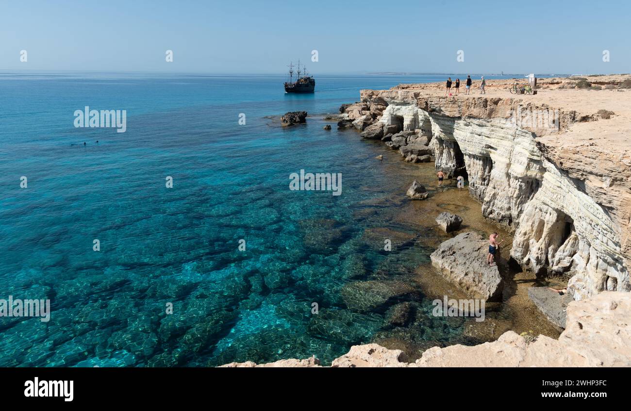 Touristes nageant et explorant les grottes marines. Cap Greco à Protaras Chypre Banque D'Images